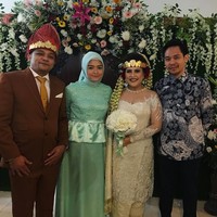 Gaya hijab Tika Ramlan saat pergi kondangan. Ia membuat baju bridesmaid warna tosca dengan potongan maxi dress yang memiliki detail ruffle di bagian tengah. Hijab simpel dengan warna senada membuat penampilan terlihat feminin.  Foto: Dok. Instagram @tika_ramlan