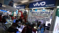 Sejumlah pengunjung melihat-lihat handphone di ITC Roxy Mas.