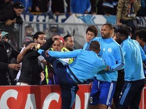 Tendang Suporter, Evra Dihukum UEFA Tujuh Bulan