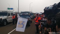 Presiden Jokowi menaiki sebuah mobil jip Land Rover Defender County tahun 1989 berwarna biru dengan plat nomor RI 1.