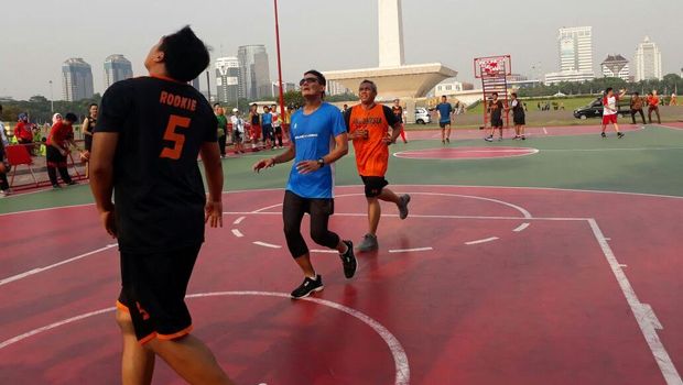 Sandiaga tanding basket dan berhasil mencetak angka.