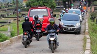 Para pengendara mobil maupun motor melintasi jalur alternatif di TPU Tanah Kusir, Jumat (3/11/2017).
