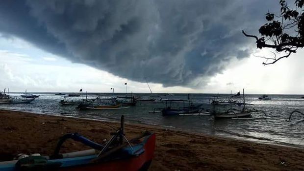 Dramatis! Awan di Pantai Sanur Getarkan Hati Pengunjung