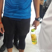 Bukan sekadar buat gaya-gayaan, gelang juga menjadi media bagi Sandi untuk berkampanye atau menyuarakan pesan positif. Ia pernah terlihat memakai gelang karet merah bertulisan Saya Sahabat Anak. Gelang itu merupakan bagian dari program yang didukung Sandiaga yaitu Rumah Keluarga Indonesia (RKI). (Foto: Marlinda/ detikcom)