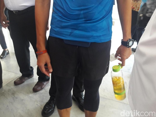 Bukan sekadar buat gaya-gayaan, gelang juga menjadi media bagi Sandi untuk berkampanye atau menyuarakan pesan positif. Ia pernah terlihat memakai gelang karet merah bertulisan Saya Sahabat Anak. Gelang itu merupakan bagian dari program yang didukung Sandiaga yaitu Rumah Keluarga Indonesia (RKI). (Foto: Marlinda/ detikcom)