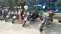 Guna memastikan pelayanan yang optimal dan mengetahui kebutuhan customernya, untuk pertama kalinya PT Pertamina (Persero) lakukan program CSR dengan cara touring. Bertajuk Pertamax Enduro Jelajah Negeri 2017, 15 bikers gabungan yang berasal dari Bikers Brotherhood Motorcycle Club (BBMC) dan Pertamina Jakarta akan mengaspal dari SPBU MT Haryono, Puncak, Bandung, hingga Tasikmalaya. Foto: Ruly Kurniawan