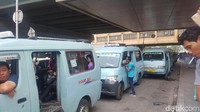 Penyebab kemacetan ini beragam. Dari angkutan umum (angkot) M10 dan bajaj yang ngetem sembarangan, ramainya pedagang kaki lima (PKL), hingga ojek online dan ojek pangkalan yang ngetem menunggu atau mencari calon penumpang.