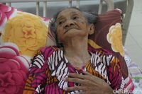 Nenek Marsiyatim asal Surabaya, Jatim