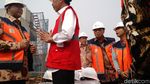 Gerak-gerik Jokowi dan Anies Saat Ngobrol Berdua di Tol Becakayu