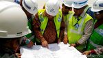 Pakai Rompi Hijau, Kepala Bappenas Cek Proyek Bandara Kertajati