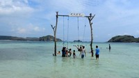 Traveler juga bisa bermain di sekitar pantai, dengan ayunan unik ini (Pradikta Kusuma/dTraveler)