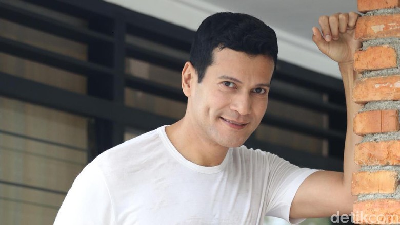 Ini Rahasia Adam Jordan dan Istri Awet Mesra Selama 19 Tahun Pernikahan Ini Rahasia Adam Jordan dan Istri Awet Mesra Selama 19 Tahun Pernikahan