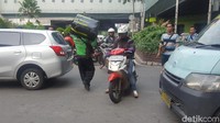 Para pedagang yang membawa troli sambil menyeberang juga menjadi penyebab kemacetan. Begitu pula banyaknya orang yang lalu-lalang menyeberang atau menunggu angkot di kawasan perbelanjaan grosir terbesar se-Asia Tenggara ini.