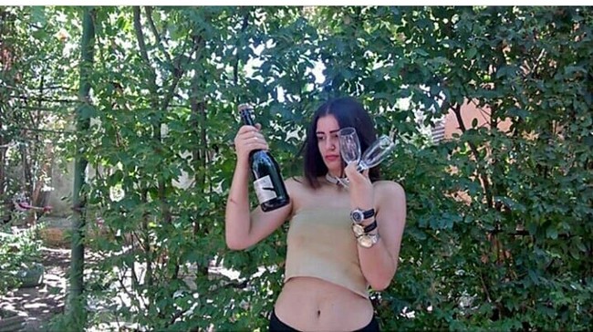 Minuman yang berasal dari anggur ini memang dikenal sebagai minuman untuk kelas atas dan biasanya diminum pada acara-acara tertentu. Anak tajir di Albania ini pun mengunggah foto memegang sampanye sambil memakai beberapa di jam di tangannya. Foto: Instagram