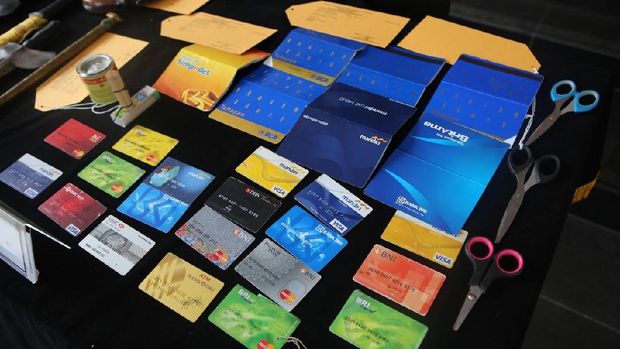 Barang bukti hasil kejahatan pelaku pembobol ATM di Bogor