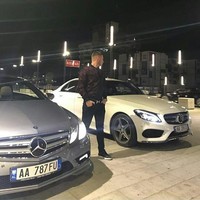 Dilihat dari Instagram Rich Kids of Albania, anak-anak orang kaya di negara bagian Eropa Tenggara ini kerap kali memamerkan kehidupannya bersama dengan mobil-mobil mewah. Foto: Instagram