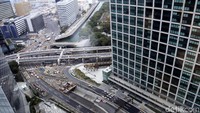 Suasana lenggang jalanan di kawasan Shiodome, Tokyo, terlihat dari lantai 30 Hotel Park Royal.