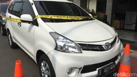 Ini mobil Daihatsu Xenia warna putih yang digunakan Untung saat menerobos hadangan 10 polisi. Mobil itu dikelilingi cone dan diberi garis batas polisi. (Foto: Arief Ikhsanudin/detikcom)