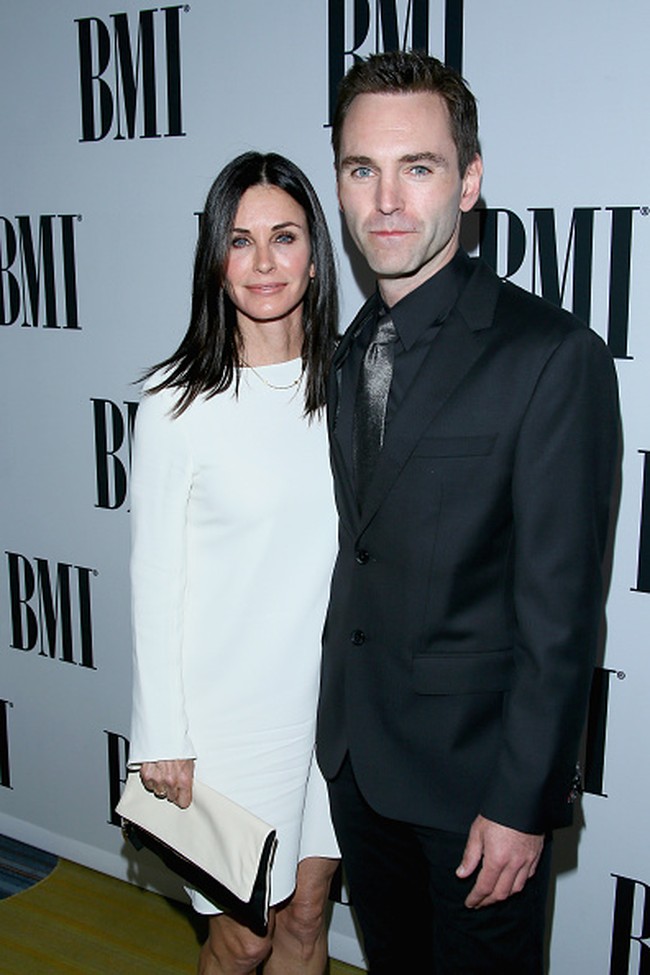Courtney Cox dan Johnny McDaid mulai menjalin hubungan di 2013 dan bertunangan di 2014. Tapi di 2015, mereka membatalkan bertunangan. Pada April 2016, keduanya pun kembali terihat bersama dan mengonfirmasi sudah resmi balikan. Foto: Getty Images