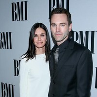 Courtney Cox dan Johnny McDaid mulai menjalin hubungan di 2013 dan bertunangan di 2014. Tapi di 2015, mereka membatalkan bertunangan. Pada April 2016, keduanya pun kembali terihat bersama dan mengonfirmasi sudah resmi balikan. Foto: Getty Images