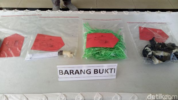 Barang bukti dari pelaku perampokan sopir taksi online