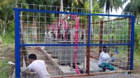Warga Pulau Kerayaan ikut membantu mengecat pagar trafo. Gotong Royong ini dilakukan secara sukarela bersama petugas PLN.