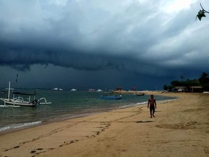 Dramatis! Awan di Pantai Sanur Getarkan Hati Pengunjung