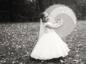 Hiks! Alasan Pilu Gadis 5 Tahun Lakukan Wedding Photoshoot