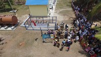 Warga berkumpul menyambut beroperasinya Unit Listrik Desa Pulau Kerayaan.