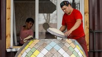 Oven yang digunakan adalah oven Tandoor yang terbuat dari tanah liat dan marak digunakan di kawasan Asia Tengah.