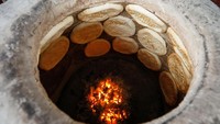 Kayu bakar atau arang menjadi sumber api pemanggangan ini. Suhunya bisa mencapai hingga 480 derajat Celcius.
