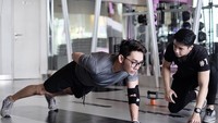 Belakangan ini, dalam media sosial Instagram-nya, presenter tampan John Martin Tumbel kerap terlihat memamerkan aktivitas olahraganya di gym. Tapi bukan sekedar untuk gegayaan, olahraga mulai jadi rutinitasnya karena niat untuk hidup sehat. Foto: Instagram @itsjohnmatint