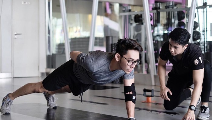 Presenter John Martin lakukan latihan pembentukan otot bersama pelatih kebugaran pribadi. Foto: Instagram @itsjohnmatint Presenter John Martin lakukan latihan pembentukan otot bersama pelatih kebugaran pribadi. Foto: Instagram @itsjohnmatint