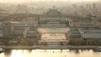 Menara Juche adalah area paling penting di Korut. Tempat ini menjadi penghormatan dari pendiri Korut. Biasanya Menara Juche jadi tempat parade militer berlangsung. (Koryo Tours)
