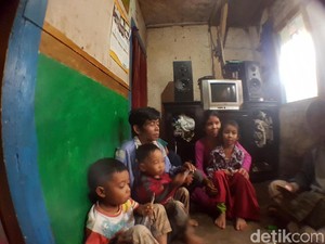 Bayangkan, Rumah 3x4 Meter di Sukabumi Ini Dihuni 10 Orang