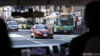 Di pusat bisnis Ginza arus kendaraan terlihat sangat lengang dan lapang, bus-bus pun berhenti dengan tertib.