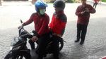 Gaya Gubernur Anies Ngantor Naik Ojek Pangkalan