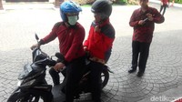 Anies tiba di Balai Kota sekitar pukul 09.40 WIB. Anies yang berbaju batik warna coklat tampak mengenakan jaket berwarna merah dengan helm warna hitam