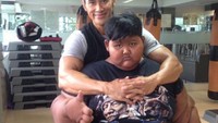 Sejumlah pihak lalu membantu Ariya untuk menurunkan berat badannya. Ade Rai, mantan atlet binaraga salahsatunya. Ade bahkan sempat menyiapkan metode fitness untuk Ariya.  / Foto: Instagram/ade_rai