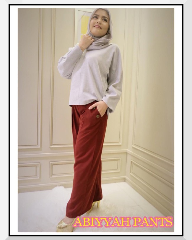 Kali ini gayanya jatuh pada setelan celana palazzo dan blouse polos. Perpaduan warna yang kontras membuat penampilan Tika Ramlan lebih dinamis. Foto: Dok. Instagram @tika_ramlan