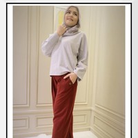 Kali ini gayanya jatuh pada setelan celana palazzo dan blouse polos. Perpaduan warna yang kontras membuat penampilan Tika Ramlan lebih dinamis. Foto: Dok. Instagram @tika_ramlan