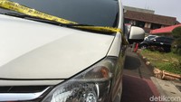 Saat Polisi Lalu Lintas hendak periksa kelengkapan surat, Untung tidak mau membuka kaca dan melajukan mobil Xenia dengan pelat nomor B-1021-BZW. Dia malah tancap gas dan menerobos polisi yang menghadang mobilnya. (Foto: Arief Ikhsanudin/detikcom)