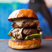 Ini Kriteria Burger Enak Menurut Anthony Bourdain