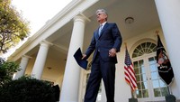 Saat mengumumkan di Gedung Putih, Trump menggambarkan Powell merupakan seorang yang lembut, memiliki kecerdasan dan berkomitmen untuk meneruskan prestasi yang telah ditorehkan Yellen dalam menyembuhkan ekonomi AS dari krisis keuangan 2007-2009. Carlos Barria/Reuters.