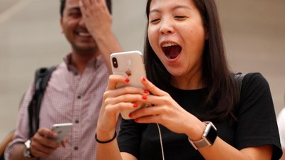 Senyum Lebar Para Fanboy Apple Genggam iPhone X