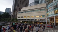Foto: Terlihat ratusan orang berkerumun melihat air mancur juga sekadar melepas penat. Memang tempat ini paling populer di Kuala Lumpur (Masaul/detikTravel