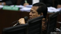 Pada 3 November 2017, Novanto memenuhi panggilan jaksa untuk menjadi saksi di sidang dugaan korupsi e-KTP dengan terdakwa Andi Narogong. Novanto dalam keterangannya membantah pernah menerima uang terkait e-KTP. Menurutnya, hal tersebut adalah fitnah. (Foto: Agung Pambudhy/detikcom)