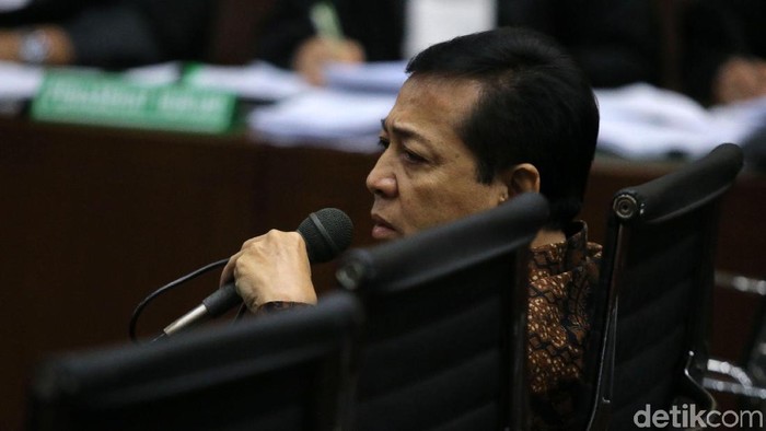 Hakim Minta Novanto Jelaskan soal Tak Pernah Temui Terdakwa e-KTP