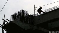 Pekerja tengah mengerjakan Proyek LRT Kelapa Gading-Velodrome, Kamis (2/10).
