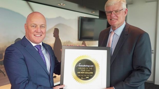 CEO Air New Zealand, Christopher Luxon menerima penghargaan maskapai terbaik dari AirlinesRatings.com